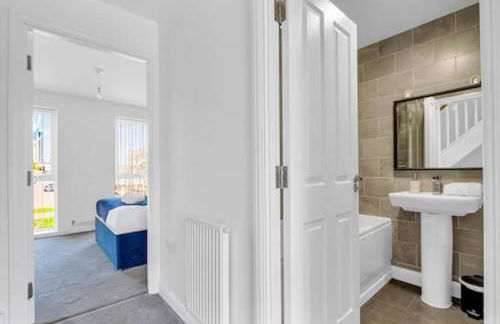 City Centre house for Family, Group & Contractor Stay - Sleeps Upto 9 Guests with Free Parking - Foto 74