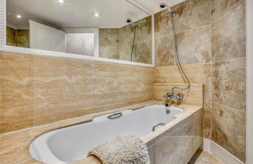 The Grande Mayfair Apartment - Photo 29