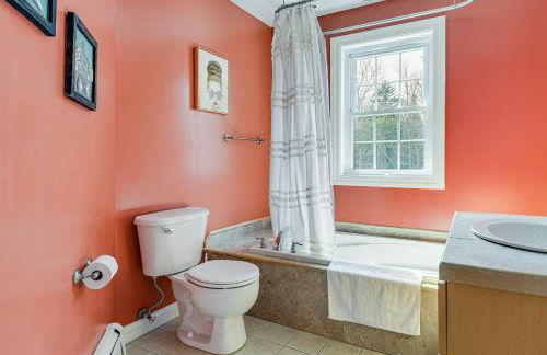 6 Mi to Mt Snow Nature-View Home with Fire Pit! - Foto 17