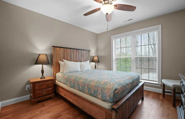 Sleeps 22, Lakefront w/ Private Dock & Pool, 2 Houses Lake Living by Avantstay - Foto 33