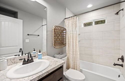 Neon Vibes Outdoor TV Hot Tub Arcade Room - Foto 18