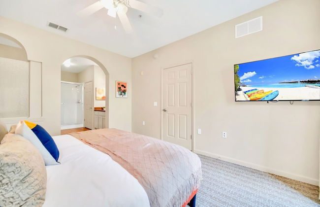 Upstay - Modern Condo w Pool Hot Tub and Sauna - Photo 15