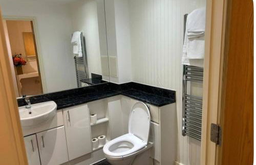 Central 1-Bed Apt for 4 Close To Transport Shops - Foto 19