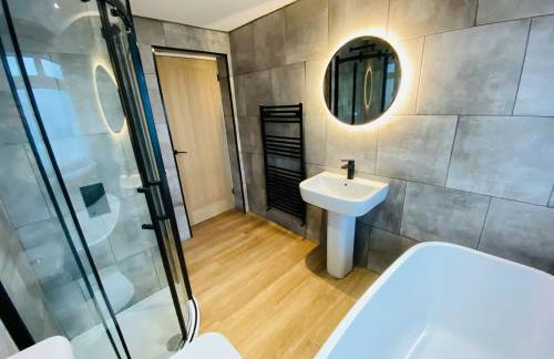 HOT TUB - Miners Cottage - edge of Brecon Beacons National Park - Heritage Town - Foto 14