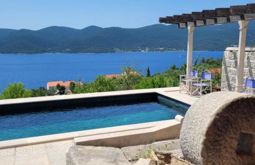 Green Marble Pool Cottage 3 BR in 2 adjoining stone buildings on a 2 acre private land - Foto 1