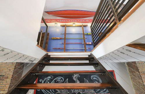 HostWise Stays - The "Row" House - Beautiful Space, Two King Beds - Photo 10