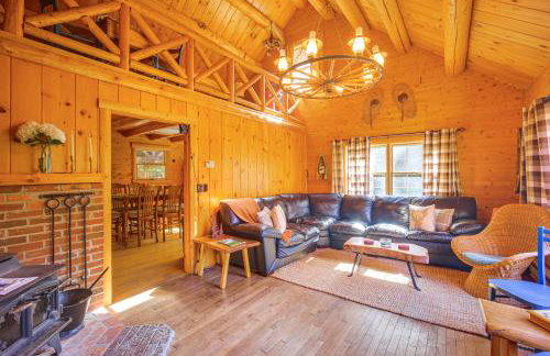 Andover Cabin Retreat with Hot Tub and Fireplace! - Foto 3