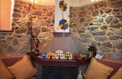 wood and stone in the path of lava - Foto 1