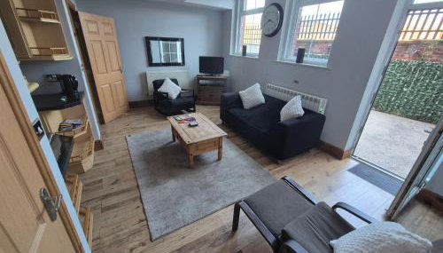 Spacious 2 bed appartment next to BAE with spa bath - Foto 2