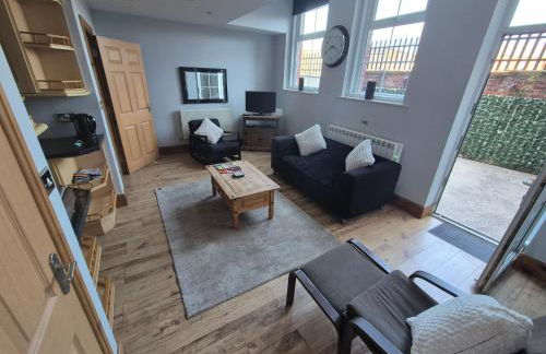 Spacious 2 bed appartment next to BAE with spa bath - Foto 2