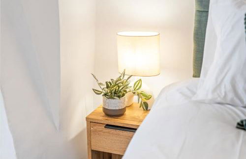 3BR Kingswood Cottage with Detached Unit - Photo 4