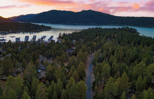 Pinetree Place by Avantstay Group Cabin w/ Hot Tub Minutes to the Lake - Photo 97