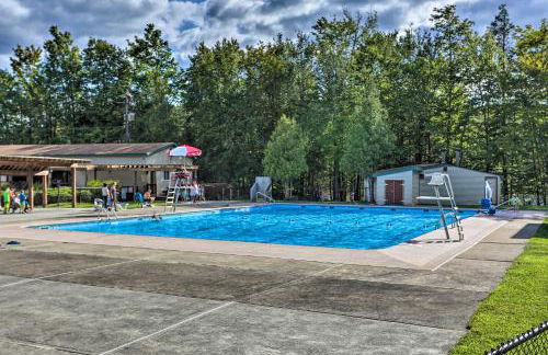 Large Deck and Resort Amenities Lake Ariel Retreat - Foto 40