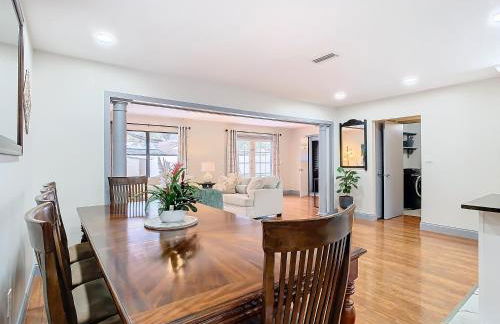 Poolside Paradise with Basketball Court - Foto 17