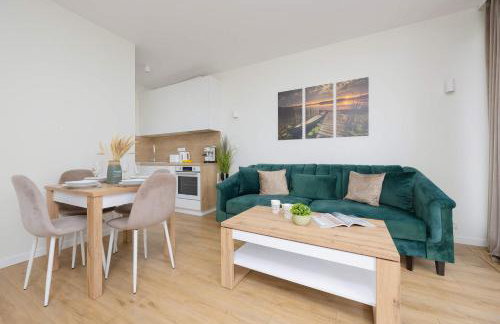 Stylish Apartment by the Lake with Balcony in Zegrze by Noclegi Renters - Foto 16