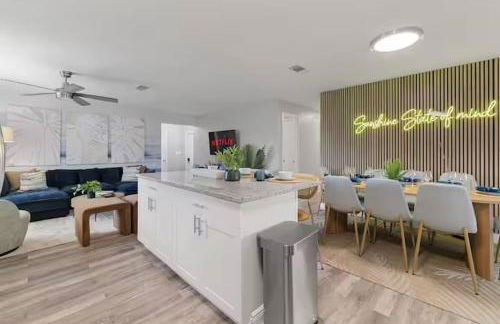 New listing~10 min to beach~Back yard fun~Pool - Foto 25