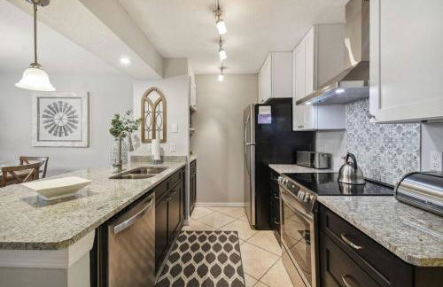 SPECTACULAR, NEW Professional Decor, Near Dis, NO Steps, Pool, Patio, LOW Rates! - Foto 97