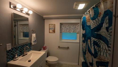 Spacious furnished in-law apartment with private deck and patio close to Light Rail - Foto 4