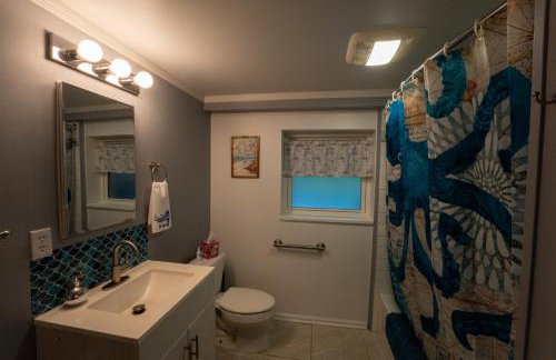 Spacious furnished in-law apartment with private deck and patio close to Light Rail - Foto 4