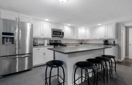 Heart of Southie - Hot Tub + Walk to Top Bars - Foto 19