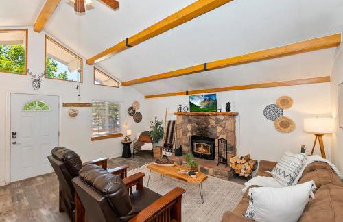 Bear Cub Cottage in Big Bear w/ HotTub & Firepit - Photo 2
