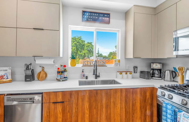 Luxurious Townhome - Photo 9