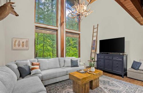 ZigZag Basecamp · Cozy Cabin Perfect for Nature Escapes w/ Hot Tub - Photo 3