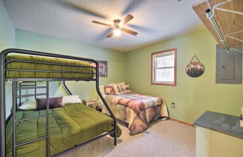 Wooded Danbury Cabin with Grill and Fire Pit! - Foto 16