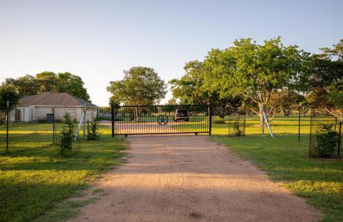 Private Luxury Getaway | Fire Pit | Near Weddings - Photo 49