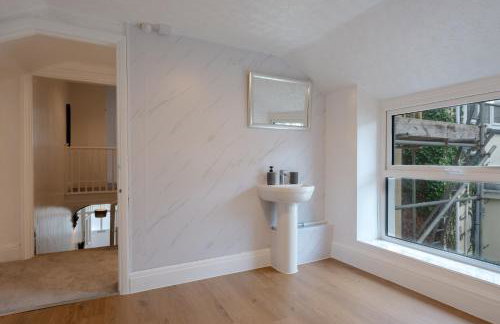 4-Bedroom Coastal Getaway in Pembroke Dock - Foto 25