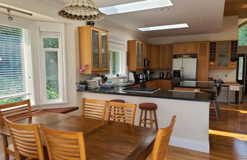 Expansive Dual-Kitchen Retreat - Foto 16