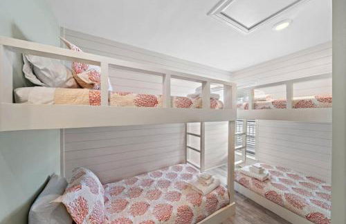 Huge beach house with great views, steps from sand - Foto 32