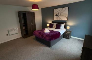 City Centre 4 Bedroom Apartment with Terrace Sleeps 10 by StaySavvy Accommodation - Foto 9