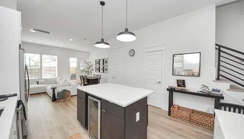 Stylish & Spacious 3BR Gem With Hot tub Near Downtown - Foto 5