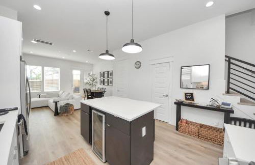 Stylish & Spacious 3BR Gem With Hot tub Near Downtown - Foto 5