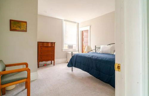 The Carew House Sleeps 10 Fenced 4BR Full Kitchen Steps2 YCP - Foto 16