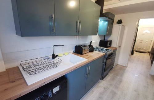 Spacious & comfy 4 bed house, 6 Beds, Free Private Parking & Wifi - Foto 50