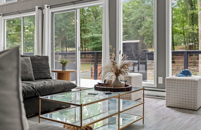 The Evergreen Escape by Avantstay Modern Cabin w Volleyball Court Hot Tub - Foto 9