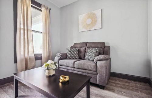 THE 1023 With Private Yard & Parking, Near Falls & Casino by Niagara Hospitality - Foto 28