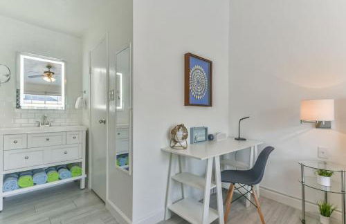 Coastal Paradise Condo with 2 Bedrooms and Pool - Foto 16