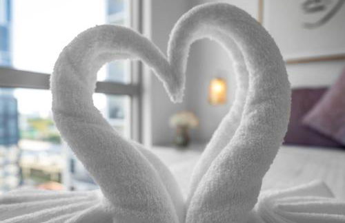 Miami Magic Vibrant 2 Bedroom with Free Parking - Photo 10