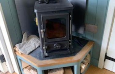 Romantic Shepherds hut with stunning sunsets - Photo 18