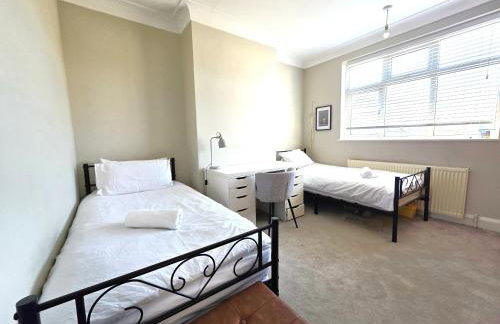 Modern Chic 3-Bed Retreat in Chadwell Heath - Foto 3