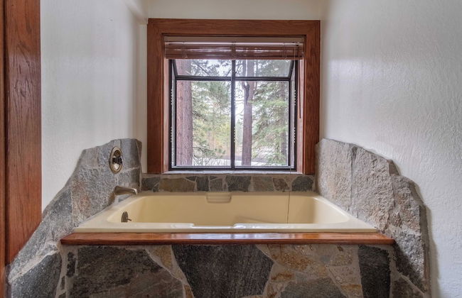 Tarly by Avantstay 5mins To Diamond Peak Skiing w/ Hot Tub in Incline Village - Foto 14