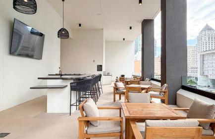 City Skyline Views & Rooftop Pool at District 225 - Foto 56