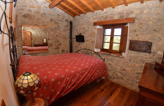 Lovely Cottage in Bagni di Lucca Amidst Fields - Photo 2