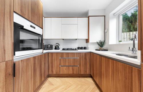 AC & Private Drive Stylish 4BR 5 Beds 8 Guests Wifi And Parking - Photo 3