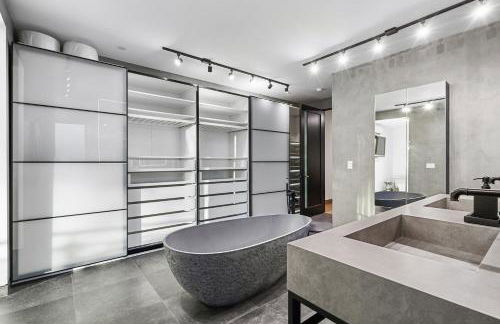 NEW Luxury Concrete Home Just Minutes from the Beach - Foto 29