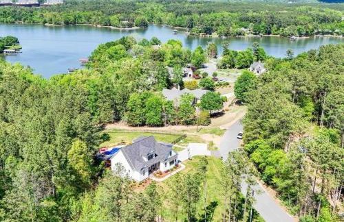 5BR Farmhouse Lake Retreat Pool Hot Tub Theater - Foto 68