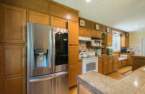 Historic 4BR Colonial with Pool Table and Fire Pit - Foto 8